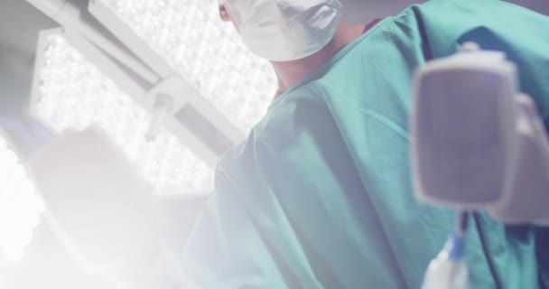 Biały Chirurg Używający Defibrylatora Sali Operacyjnej Szpitalu Zwolniony Ruch Medycyna — Wideo stockowe