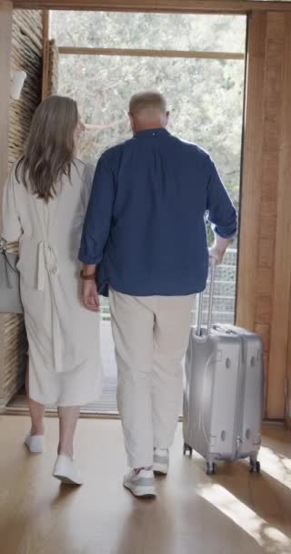 Függőleges Videó Egy Boldog Idős Fehér Párról Akik Bőrönddel Sétálnak — Stock videók