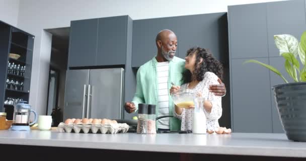 Щаслива Пара Готує Готує Омлет Сковороді Кухні Повільний Рух Домашнє — стокове відео