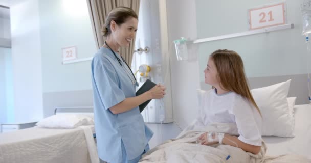 Szczęśliwa Kaukaska Lekarka Tabletką Rozmawiająca Pacjentką Szpitalnym Łóżku Zwolnione Tempo — Wideo stockowe