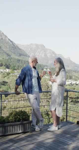Vidéo Verticale Couple Caucasien Âgé Heureux Debout Sur Balcon Buvant — Video