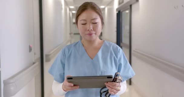 Портрет Щасливої Азіатки Лікарки Планшетом Посміхається Лікарняному Коридорі Повільний Рух — стокове відео