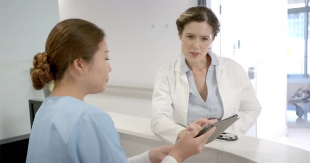 Focado Diversos Médicos Sexo Feminino Usando Tablet Discutindo Sobre Recepção — Vídeo de Stock