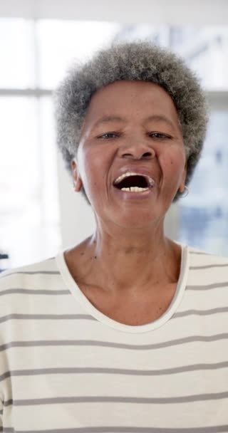 Вертикальне Відео Щасливої Старшої Афроамериканської Пацієнтки Лікарні Повільний Рух Копіювання — стокове відео