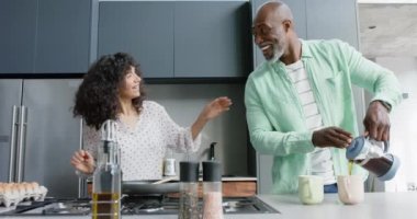 Melez çiftin mutfağa kahve koyması ve kucaklaşması, ağır çekim. Ev hayatı, kahvaltı ve yaşam tarzı, değişmemiş..