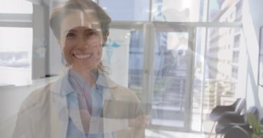 Kafkasyalı kadın doktor, yatakta yüz maskesi takan bir kızın göğsünde steteskop kullanıyor. Kontrol, çocukluk, hastalık, sağlık hizmetleri, sağlık ve hastane, değiştirilmemiş.