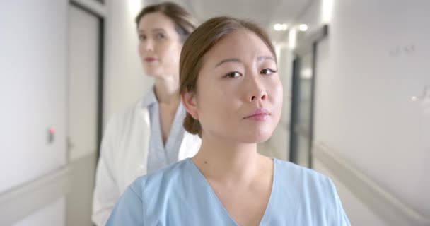 Portret Szczęśliwej Zróżnicowanej Lekarki Stojącej Szpitalnym Korytarzu Wybiórcze Skupienie Spowolnienie — Wideo stockowe