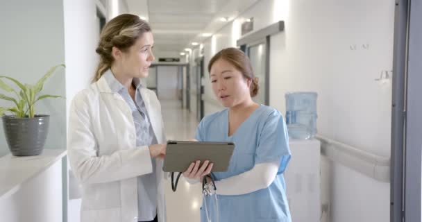 Retrato Mujeres Médicas Felices Diversas Usando Tableta Hablando Recepción Del — Vídeos de Stock
