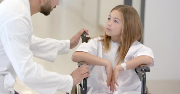 Médico Masculino Diverso Paciente Menina Feliz Cadeira Rodas Falando Enfermaria — Vídeo de Stock