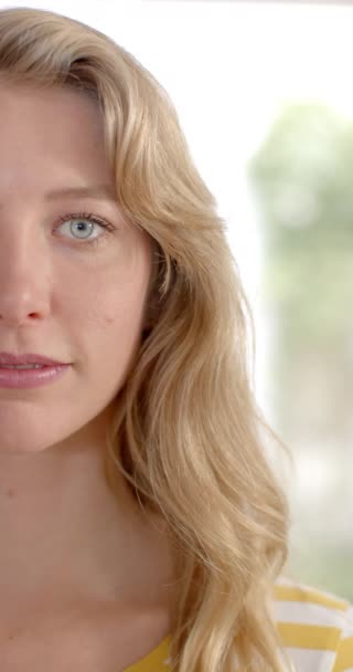 Verticale Video Van Portret Van Blanke Vrouw Met Blond Haar — Stockvideo