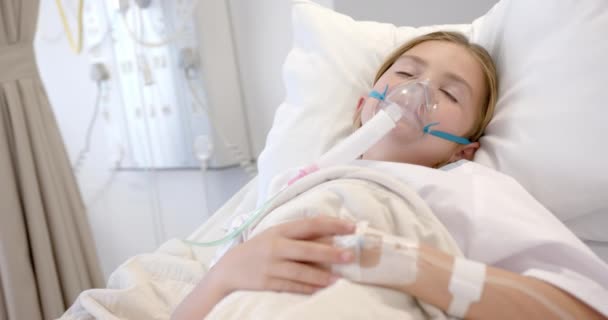 Patiente Caucasienne Avec Masque Oxygène Endormie Lit Hôpital Ralenti Enfance — Video