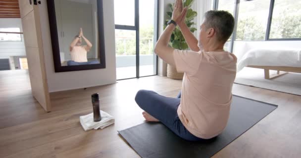 Старший Чоловік Який Практикує Медитацію Йоги Вдома Вихід Пенсію Дозвілля — стокове відео