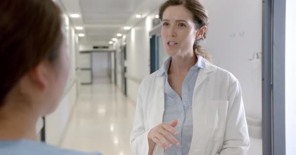 不同的女医生在医院走廊讨论 动作缓慢 协同工作 医疗服务 医疗保健和医院 未加改动 — 图库视频影像