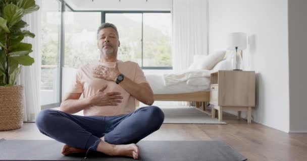 Végzős Biracial Férfi Aki Jóga Meditációt Gyakorol Otthon Nyugdíj Szabadidő — Stock videók