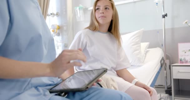 Biała Lekarka Używająca Tabletek Rozmawiająca Pacjentką Siedzącą Szpitalnym Łóżku Zwolniona — Wideo stockowe