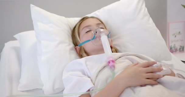 病院のベッドで酸素マスクの患者が眠り スペースをコピーし 動きが遅い 子供時代 医療サービス 変わらない — ストック動画