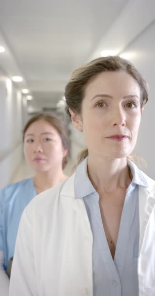 Vertikal Video Porträtt Olika Kvinnliga Läkare Sjukhuskorridoren Slow Motion Förtroende — Stockvideo