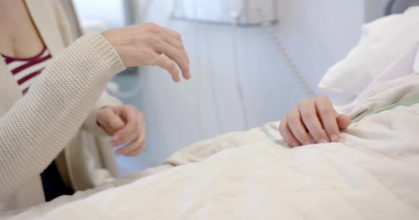 Mittpartiet Kaukasiska Mor Håller Hand Dotter Patient Liggande Sjukhussäng Slow — Stockvideo