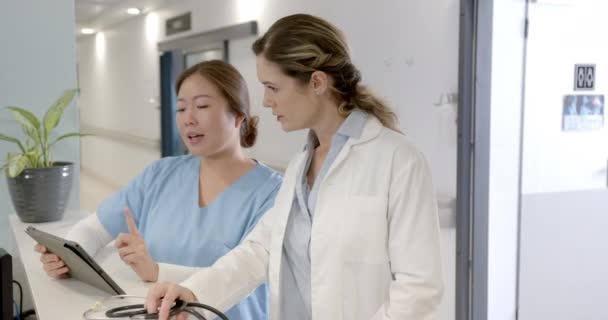 Konzentrierte Ärztinnen Mit Tabletten Und Diskussionen Der Rezeption Des Krankenhauses — Stockvideo