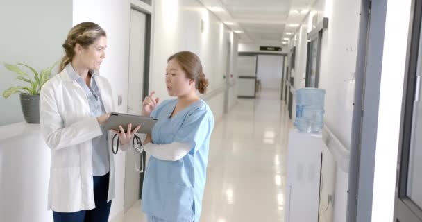 Різні Жінки Лікарі Використовують Планшет Обговорюючи Лікарнях Прийом Копіювання Простору — стокове відео