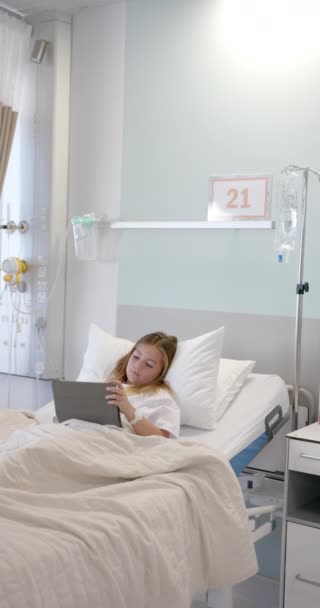 Függőleges Videó Kaukázusi Lány Beteg Kórházi Ágyban Tabletta Másolás Helyet — Stock videók