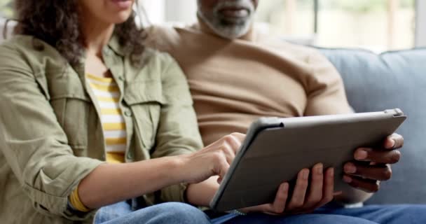 Ευτυχισμένο Ζευγάρι Σημύδας Που Κάθεται Στον Καναπέ Και Χρησιμοποιεί Tablet — Αρχείο Βίντεο