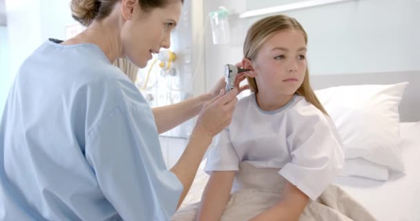 Médica Branca Usando Otoscópio Para Verificar Orelha Menina Paciente Cama — Vídeo de Stock