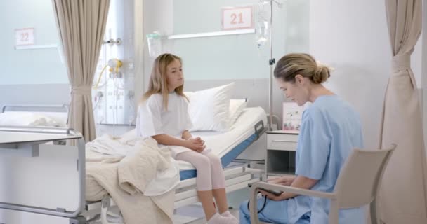 Biała Lekarka Rozmawiająca Pacjentką Siedzącą Szpitalnym Łóżku Zwolnione Tempo Konsultacje — Wideo stockowe