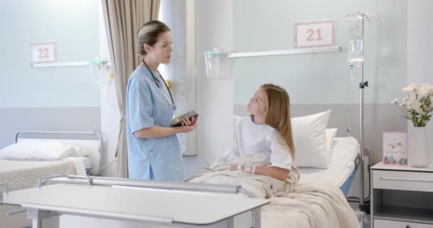 Biała Lekarka Tabletką Rozmawiająca Pacjentką Szpitalu Zwolnione Tempo Konsultacje Komunikacja — Wideo stockowe