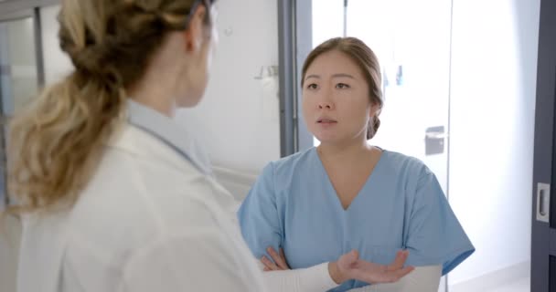 Серйозні Різноманітні Жінки Лікарі Обговорюють Лікарняному Коридорі Повільний Рух Командна — стокове відео