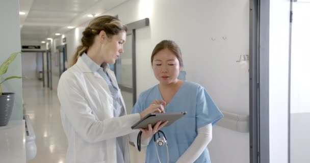 Skupiony Różnych Lekarzy Pomocą Tabletu Dyskusji Korytarzu Szpitalnym Zwolnione Tempo — Wideo stockowe