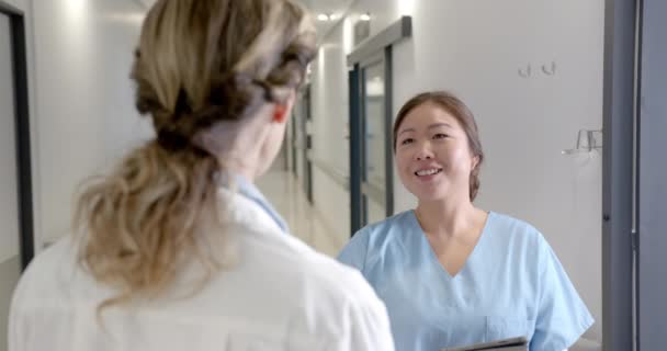 Щасливі Різноманітні Жінки Лікарі Розмовляють Лікарняному Коридорі Поворотні Усміхнені Повільні — стокове відео