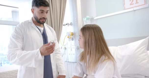 Zróżnicowany Lekarz Pokazuje Pacjentce Łóżku Szpitalnym Jak Używać Inhalatora Astmę — Wideo stockowe