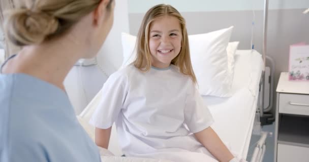 Vit Kvinnlig Läkare Talar Med Lycklig Flicka Patient Sitter Sjukhus — Stockvideo