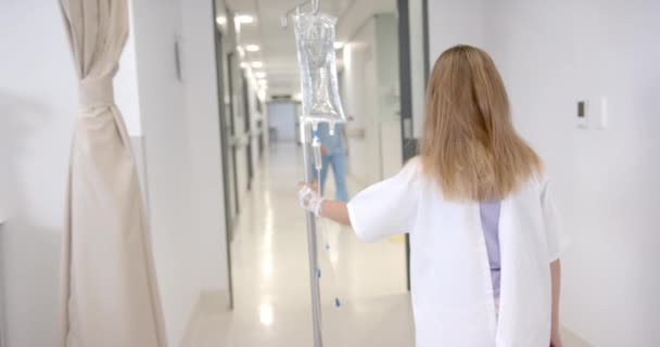 Bakifrån Kaukasiska Flicka Patient Promenader Med Dropp Stå Sjukhus Kopiera — Stockvideo