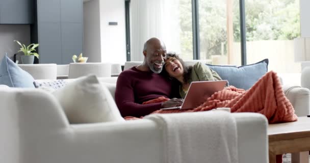 Cuplu Fericit Care Stă Canapea Folosește Laptopul Acasă Mișcare Lentă — Videoclip de stoc