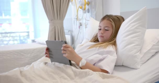 Paziente Caucasica Distesa Nel Letto Ospedale Con Tablet Rallentatore Comunicazione — Video Stock