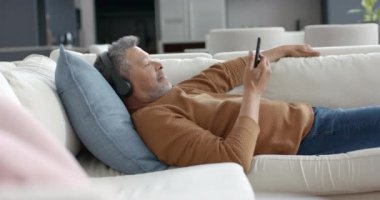 Kulaklıklı koltukta oturan, akıllı telefondan müzik dinleyen, fotokopi çeken, ağır çekim kıdemli bir melez. Müzik, rahatlama, iletişim, emeklilik, ev hayatı ve yaşlılar yaşam tarzı, değişmemiş.