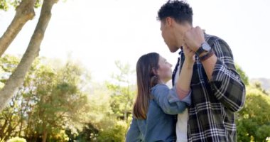 Güneşli bahçede dans eden mutlu çift, ağır çekimde. İlişki, birliktelik, yaşam tarzı, yaz ve doğa, değişmemiş..