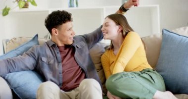 Mutlu çift portresi. Kanepede oturup, ağırdan alarak kucaklaşıyorlar. İlişki, birliktelik, yaşam tarzı ve aile hayatı değişmedi..