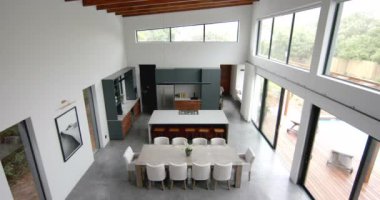 Yüksek açılı oturma odası, yemek odası ve mutfak, kopyalama alanı, yavaş çekim. Ev, mülk, ev, iç dekorasyon, mimari ve ev hayatı.