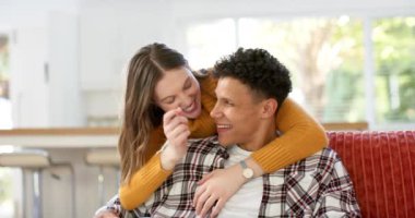 Mutlu çift portresi kanepede oturuyor ve evde kucaklaşıyorlar, ağır çekimde. İlişki, birliktelik, yaşam tarzı ve aile hayatı değişmedi..