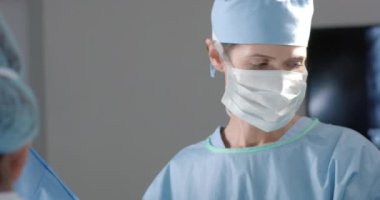 Kafkas kadın cerrah ameliyathanede hastayı ameliyat ediyor, ağır çekimde. İlaç, sağlık, ameliyat, hastane ve iş, değiştirilmemiş.