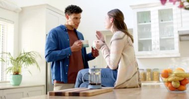 Mutlu çift, mutfakta yavaş çekimde konuşuyor ve kahve içiyor. İlişki, birliktelik, yaşam tarzı ve aile hayatı değişmedi..