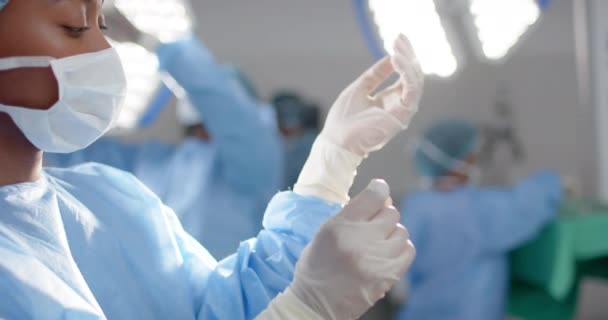 Porträt Einer Afrikanisch Amerikanischen Chirurgin Mit Medizinischen Handschuhen Operationssaal Zeitlupe — Stockvideo
