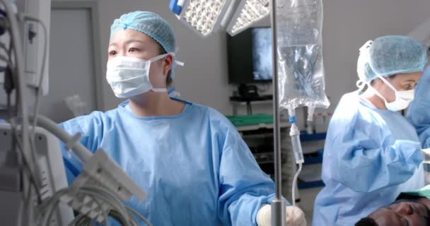 Разнообразные Женщины Хирурги Оперирующие Пациента Операционной Замедленная Съемка Медицина Здравоохранение — стоковое видео