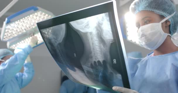 Afrikanisch Amerikanische Chirurgin Betrachtet Röntgenaufnahmen Operationssaal Zeitlupe Medizin Gesundheitswesen Chirurgie — Stockvideo