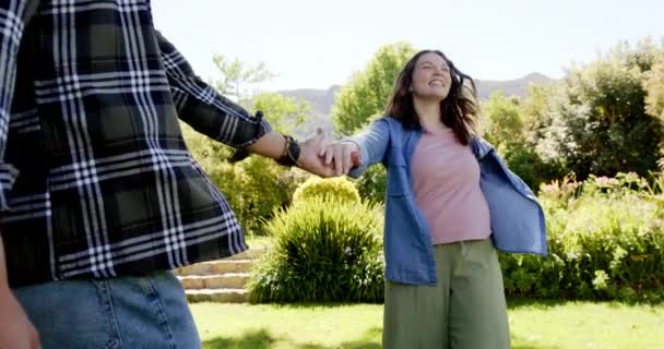 Šťastný Pár Držící Ruce Procházející Slunné Zahradě Zpomaleném Filmu Vztah — Stock video