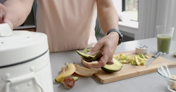 Kıdemli Çift Irklı Adamın Smoothie Hazırlarken Orta Kısmı Mutfakta Gübreleme — Stok video