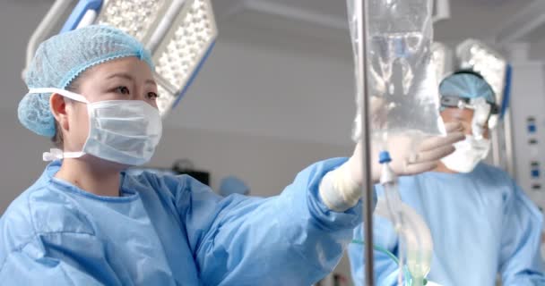 Ameliyathanede Çeşitli Kadın Cerrahlar Ağır Çekimde Hastaları Ameliyat Ediyor Tıp — Stok video